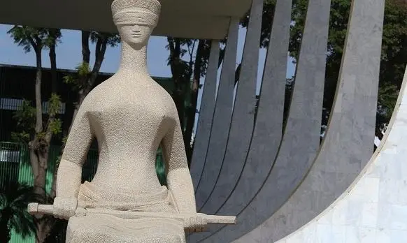 A Justiça é uma escultura localizada em frente ao prédio do Supremo Tribunal Federal, na Praça dos Três Poderes, em Brasília, no Distrito Federal